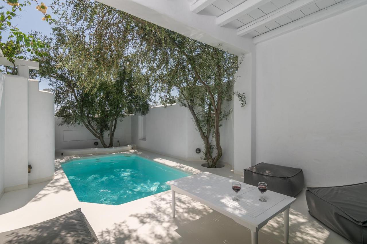 Thalassitra Private Pool Suites Adamantas  Bagian luar foto
