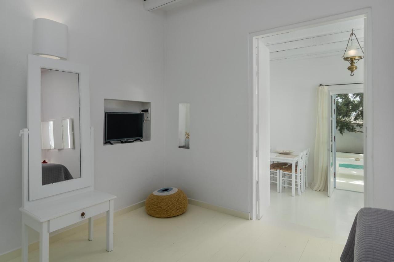 Thalassitra Private Pool Suites Adamantas  Bagian luar foto